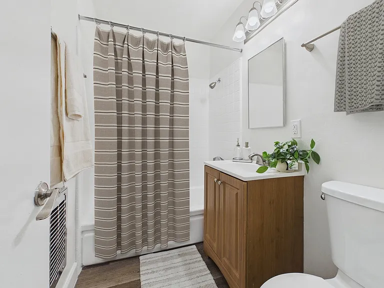 Sepulveda Apartments — Photo 8