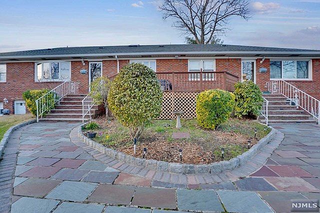 1st image of 2191 Mackay Ave #1