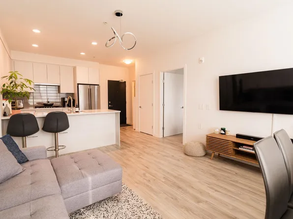 621 Regan Ave #302, Coquitlam, BC V3J 0K1