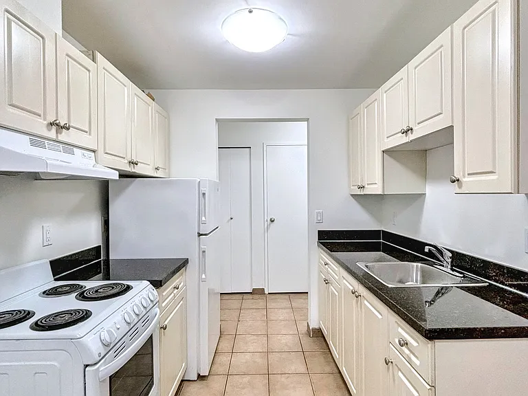 1045 Haro St — Photo 73