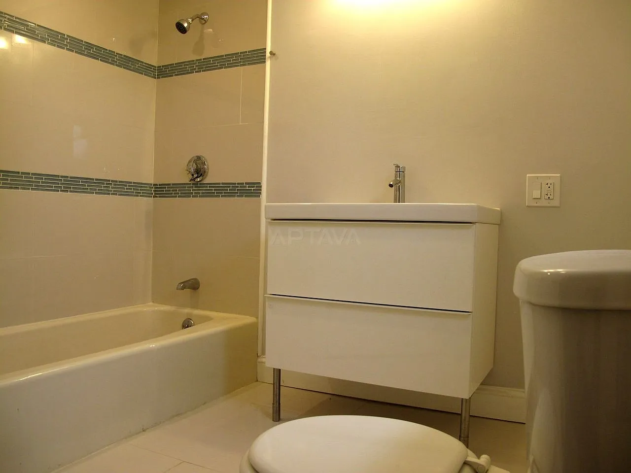 Medford Square / Medford Hillside area, 4 bedroom, 2 bathroom apartment — Photo 2