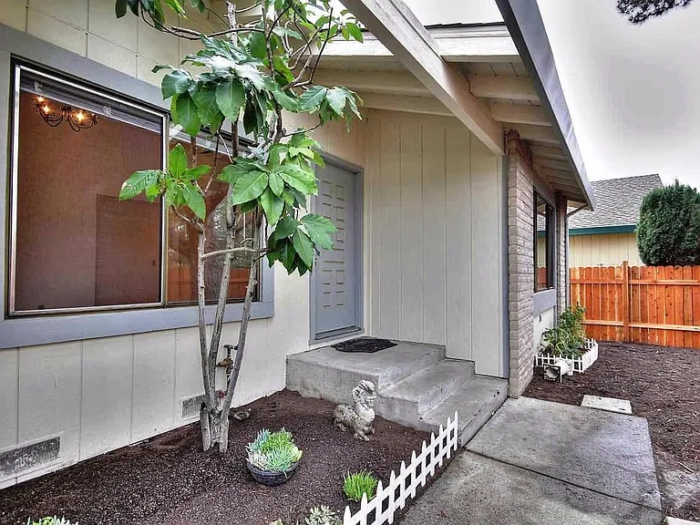 221 San Marin Dr — Photo 2