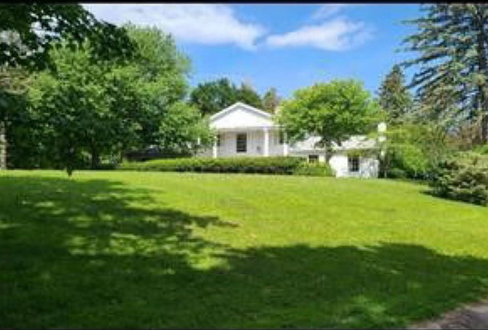2nd image of 210 Woodberry Dr