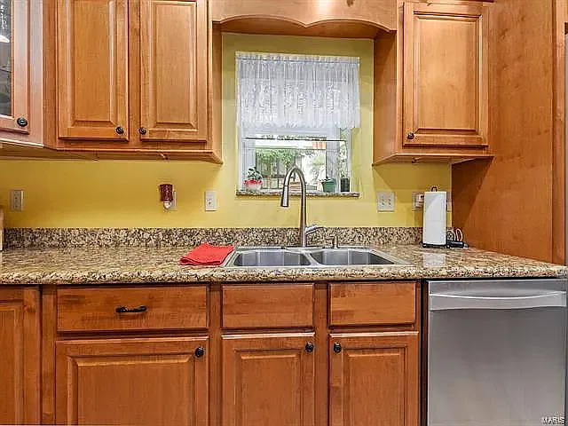 3 bed, 3374 sqft, $3,000 — Photo 2