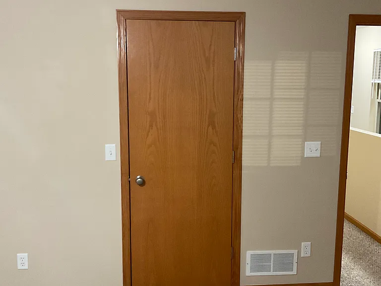 Master Suite 1 door to walk in closet