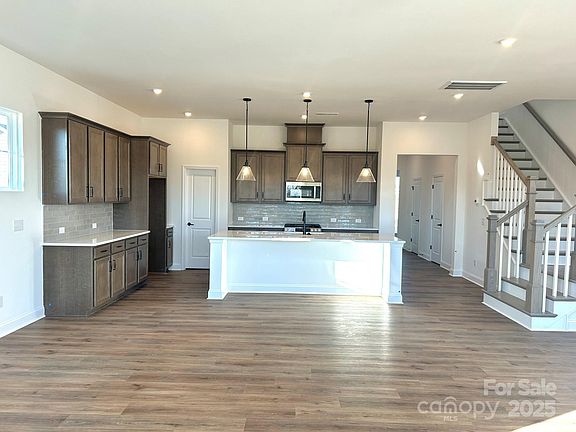 3rd image of 4016 Hickory Place Ln