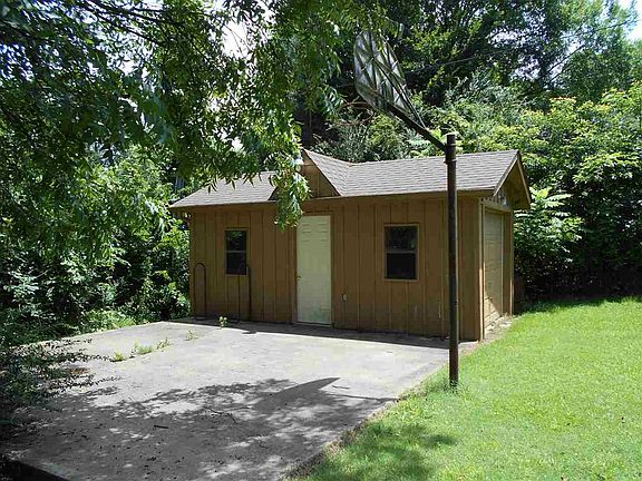 4th image of 2624 Woodstone Dr