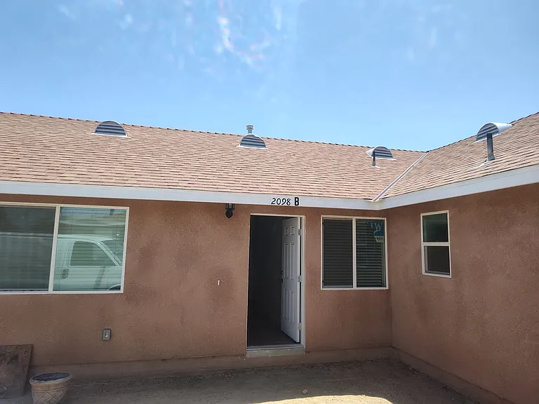 2098 Poplar St #A/B — Photo 1