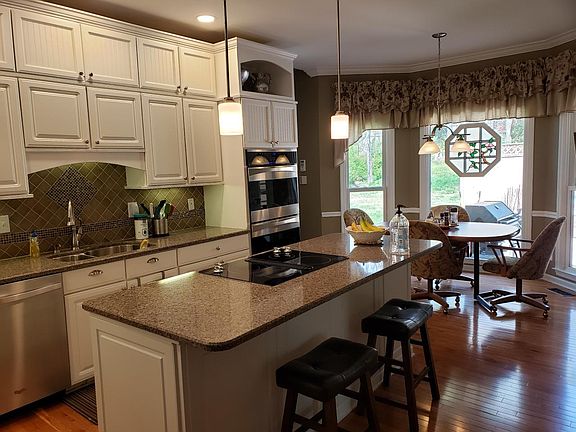 3rd image of 2738 Dee Peppers Dr