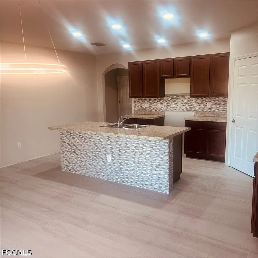 4 bed, 2.0 bath, 1828 sqft, $2,600 — Photo 4