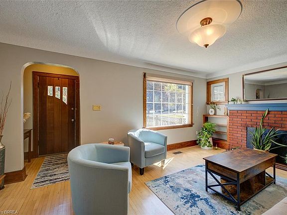 3rd image of 15 Lyndsay St