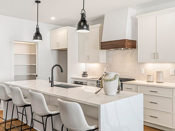 5th image of 724 Powell Dr