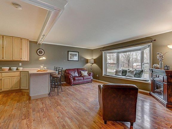 3rd image of 6 Peabody Dr