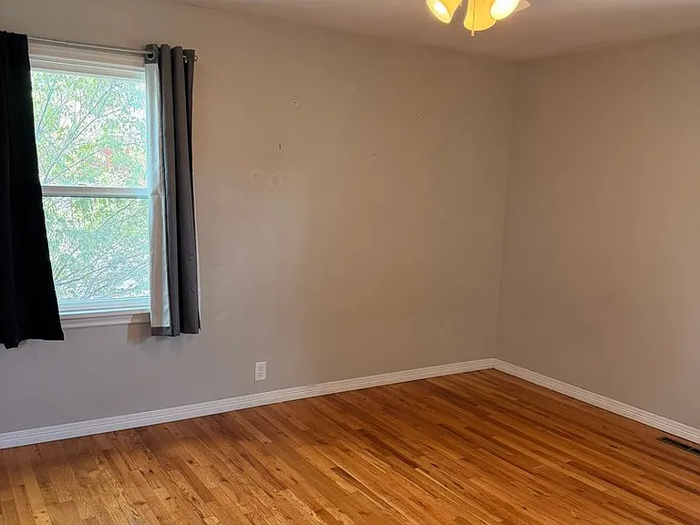 1403 Bunting Ave — Photo 6