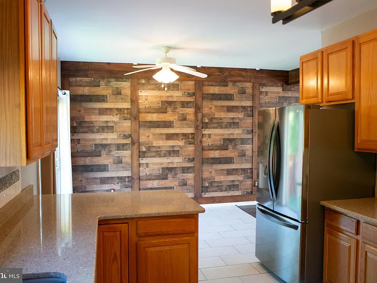 102 Thomas Ln — Photo 24