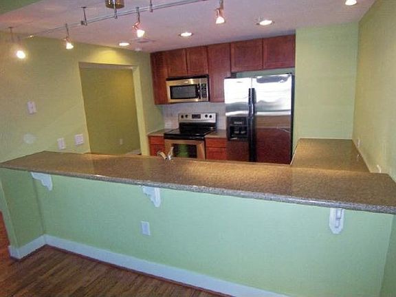 4th image of 621 21st St Unit 104