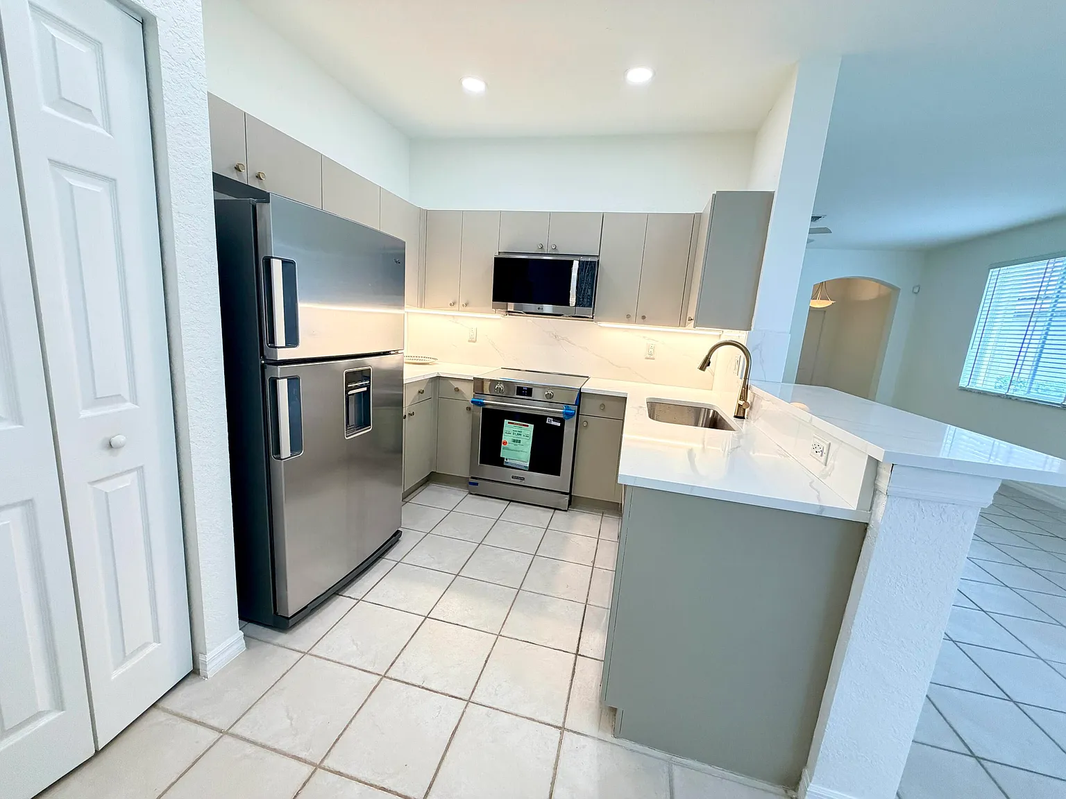 3 bed, 2.0 bath, 1434 sqft, $3,980 — Photo 4