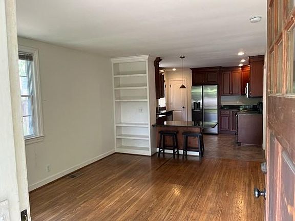 3rd image of 4004 Cambridge Ave #4004