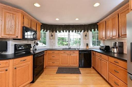 4th image of 12 Copper Beech Dr