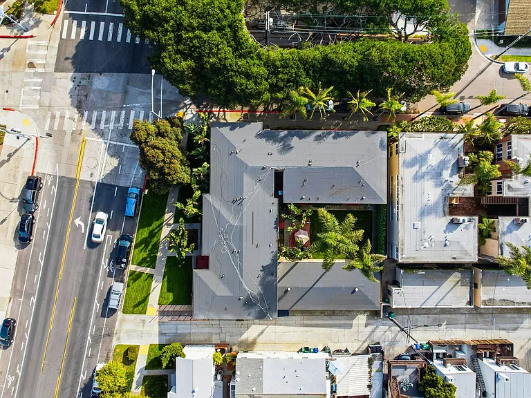 Windansea Apartments — Photo 13