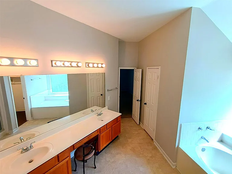 3821 Pin Oak Dr N — Photo 16