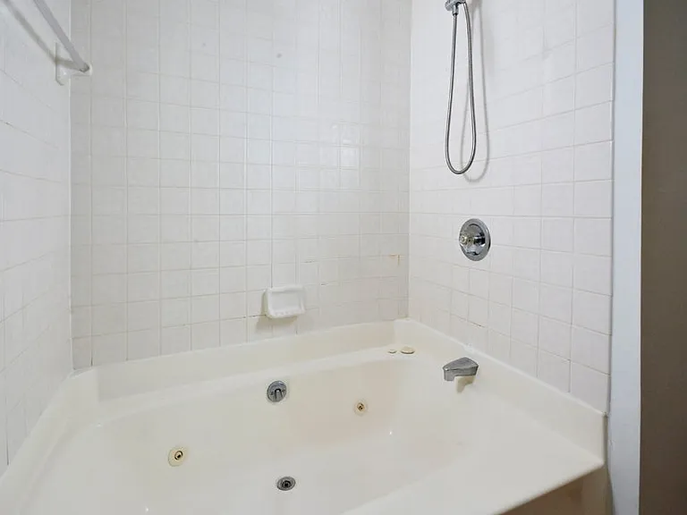 425 Summerwalk Cir — Photo 35