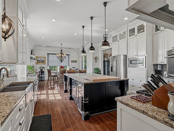 3rd image of 3729 Riviera Dr