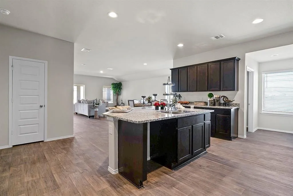 4 bed, 2.0 bath, $2,700 — Photo 4