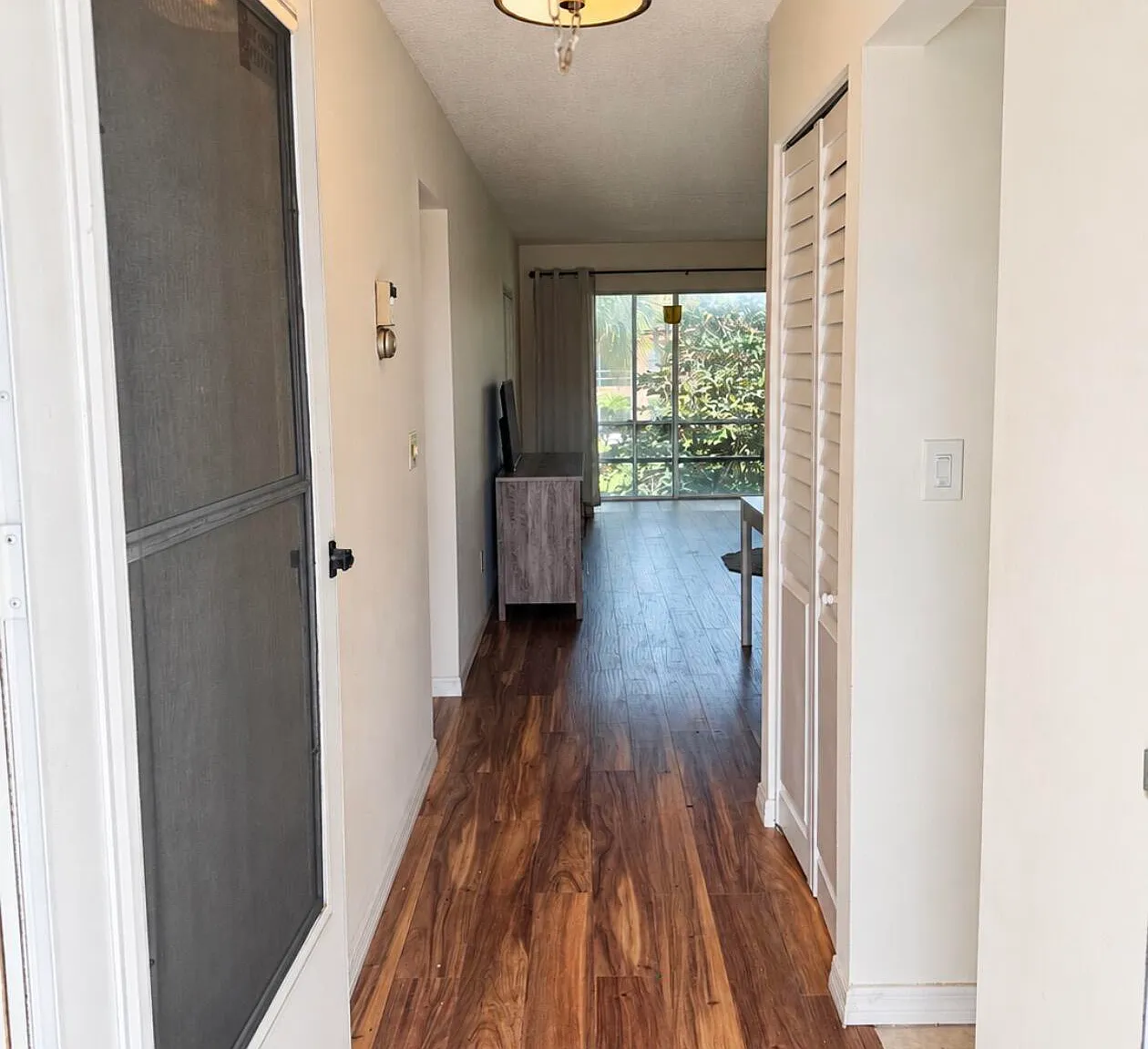2 bed, 1.0 bath, 819 sqft, $2,400 — Photo 2