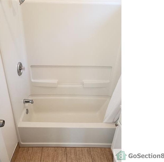 2nd image of 226 1/2 E 51st St
