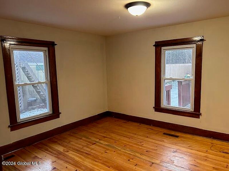 4th image of 23 Warren Street