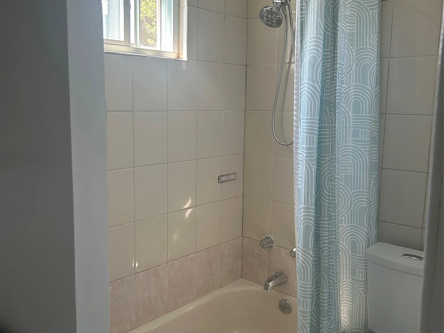 2 bed, 1.0 bath, 1865 sqft, $2,500 — Photo 3