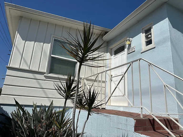 228 1/2 N Benton Way — Photo 2