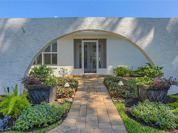 4th image of 2884 Montrose Ln
