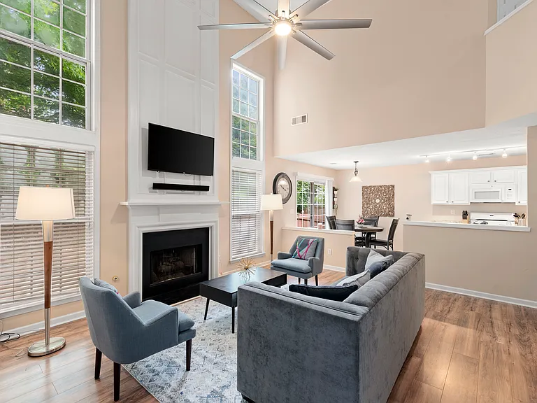 Weycroft Cir — Photo 5