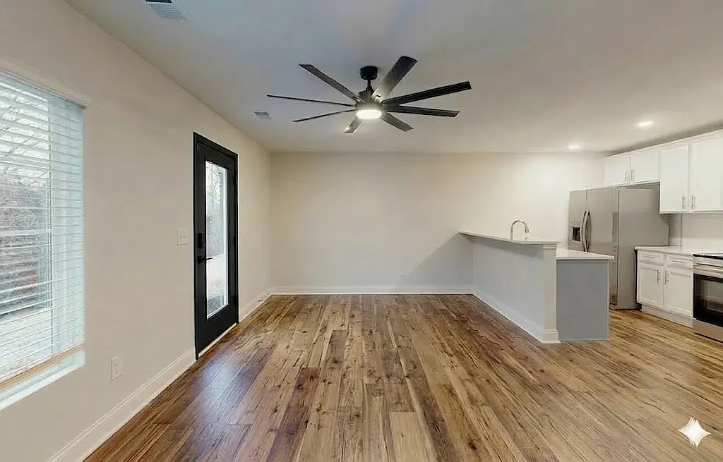 3 bed, 2.5 bath, 1335 sqft, $2,095 — Photo 4
