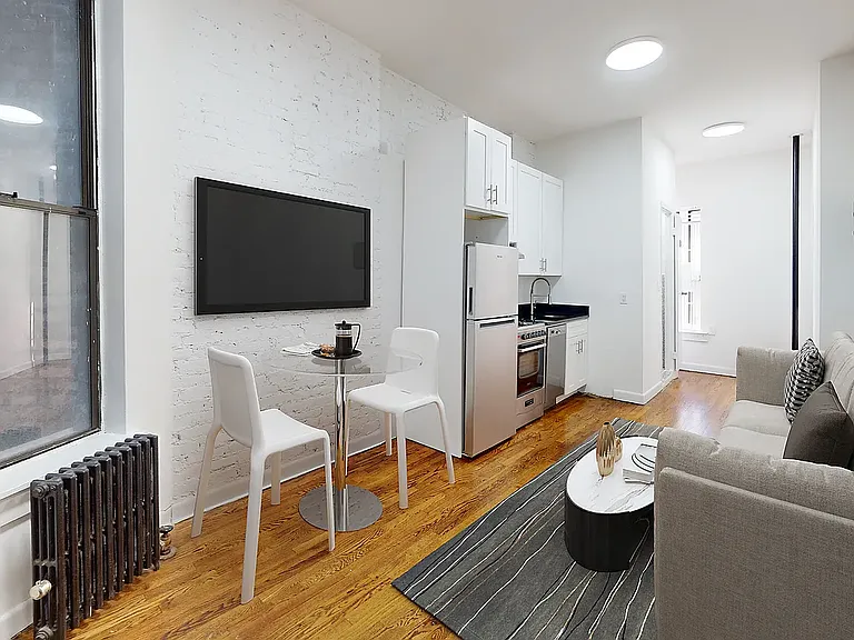 229 E 10th St #1 — Photo 3
