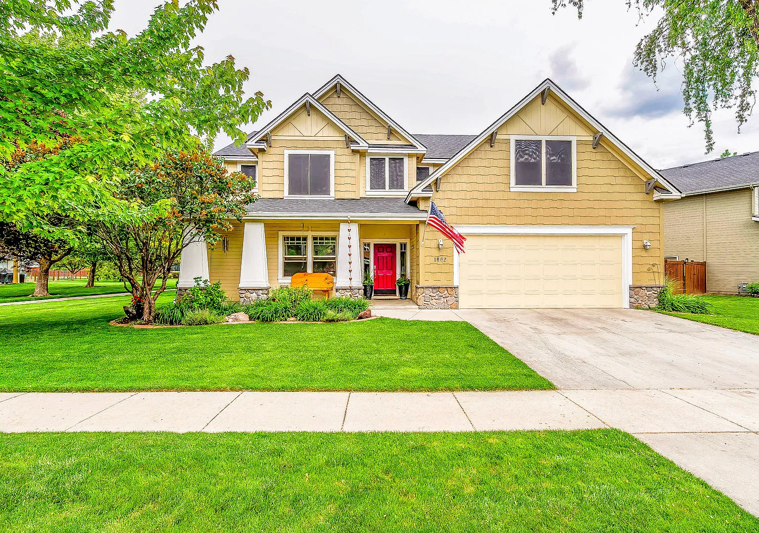 Beautiful Craftsman Style Home — Photo 1