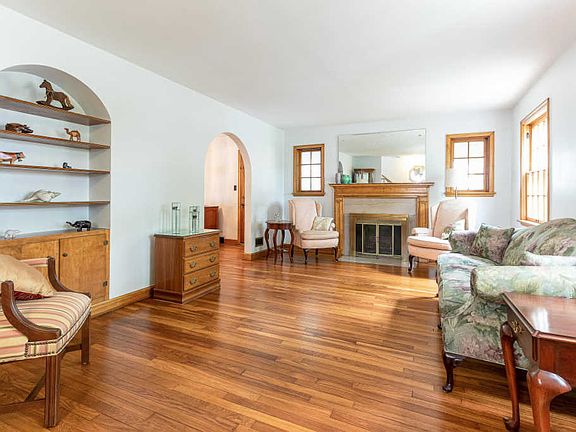 2nd image of 130 E Schreyer Pl