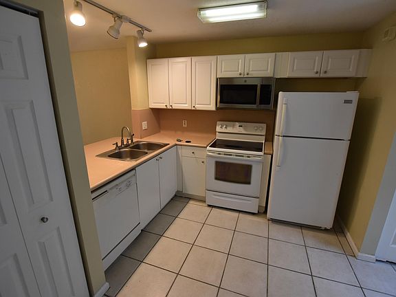 2nd image of 826 Summit Lake Dr