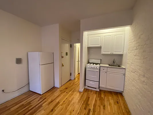 Rented by City Connections Realty | media 3