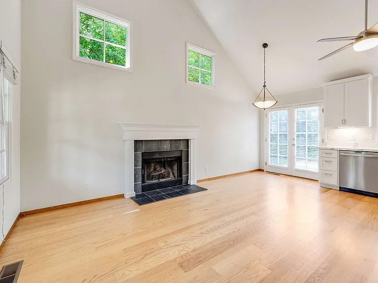 558 Beresford Ave — Photo 6