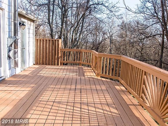 Spacious deck, newly painted.