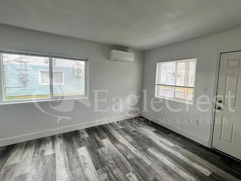 223 SE Roseville Ln — Photo 16