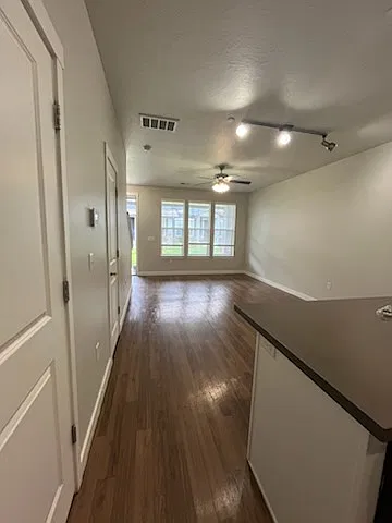 2 bed, 2.5 bath, 1182 sqft, $2,186 — Photo 3