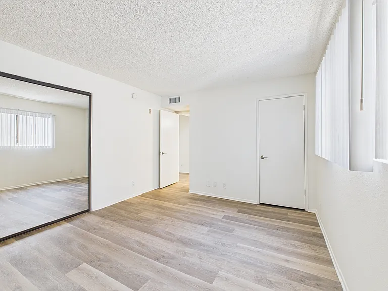 11325 Morrison St — Photo 13