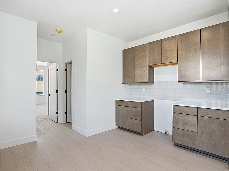 W 37th Ave — Photo 19