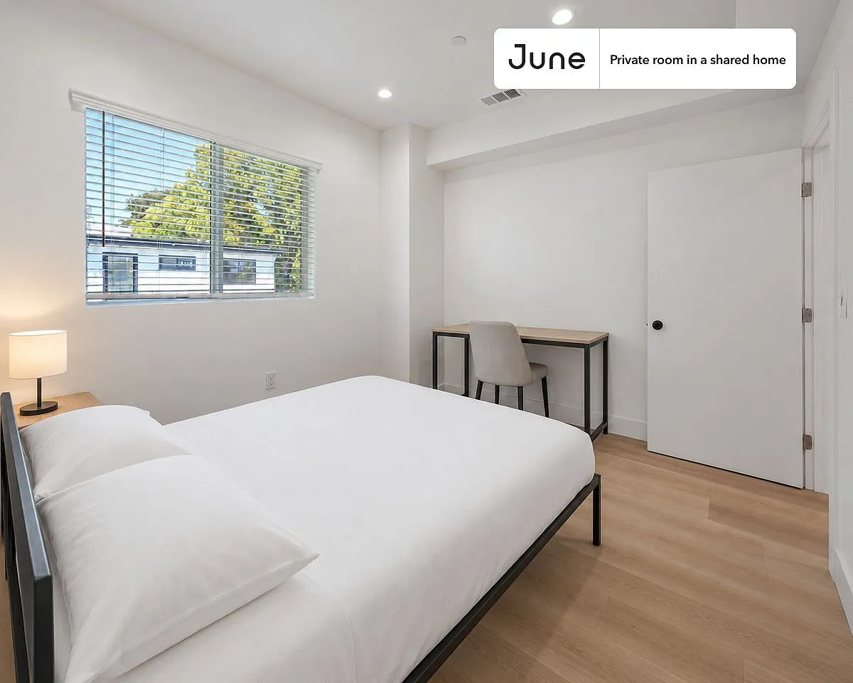 Queen bedroom in 4 bed/3 bath home in Hollywood #1857 C — Photo 1
