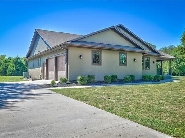 30725 Explorers Trl, De Soto, KS 66018