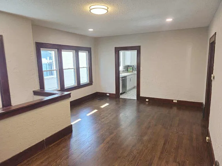 825 Ottawa St — Photo 2